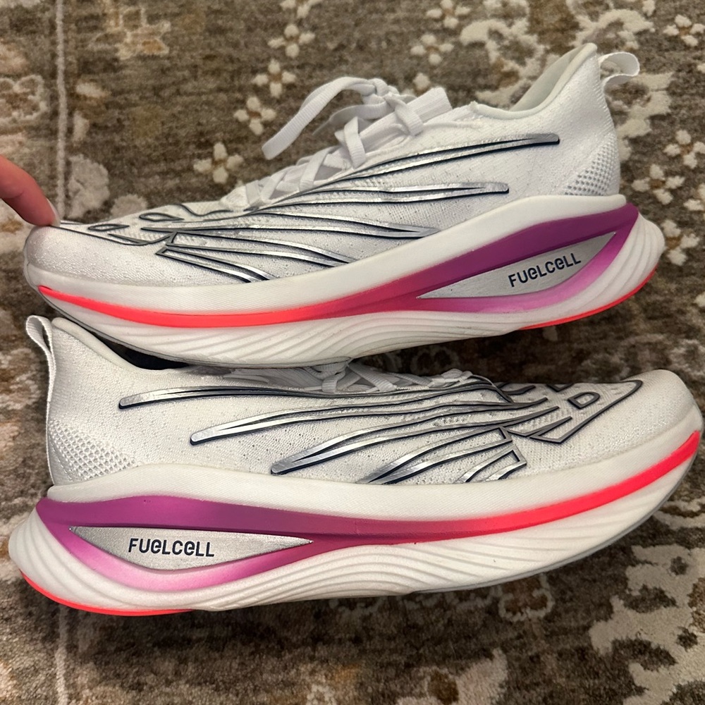 Women’s new balance fuel cell elite